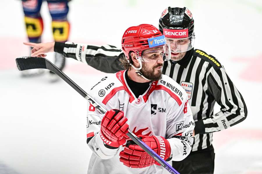 Tomáš Kundrátek snížil proti Pardubicím v souladu s pravidly. 