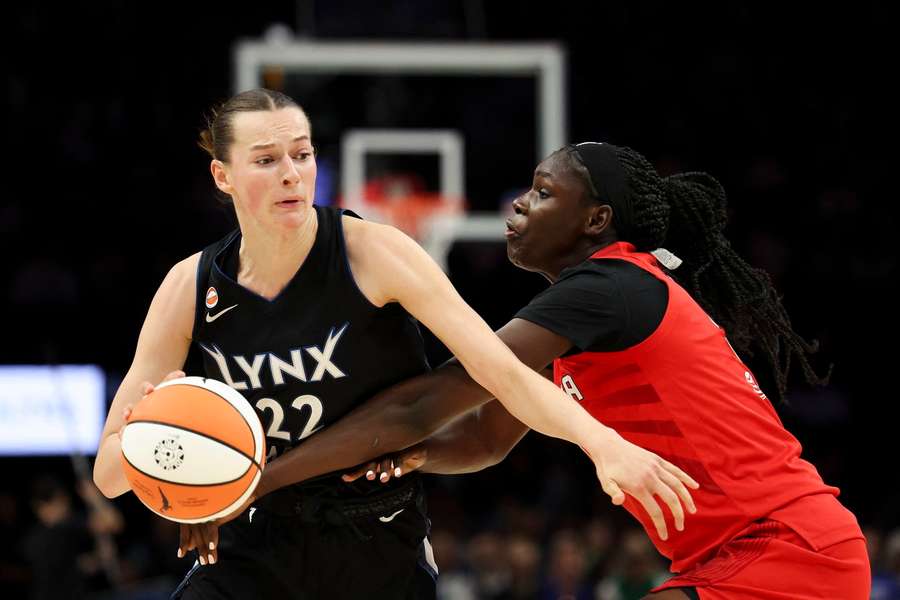Čechová (vlevo) se uvedla ve WNBA 12 body.
