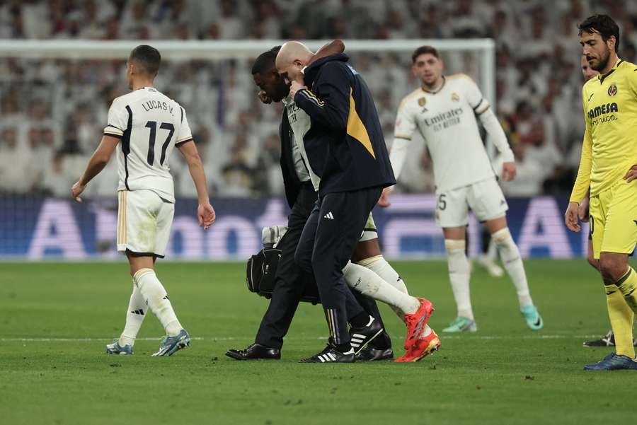 David Alaba måtte søndag aften forlade grønsværen på Santiago Bernabéu med en slem knæskade.