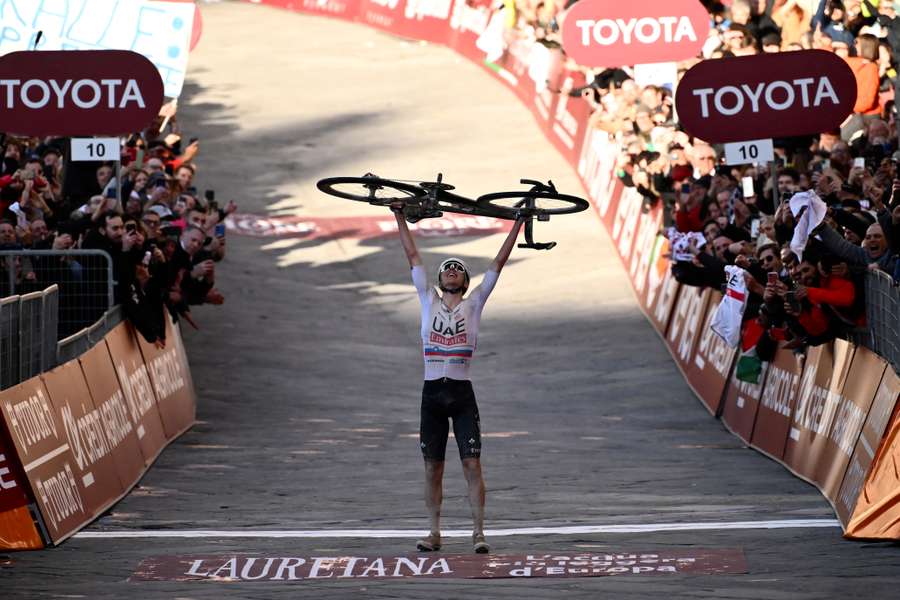 Pogacar gewinnt Strade Bianche nach 81-km-Flucht