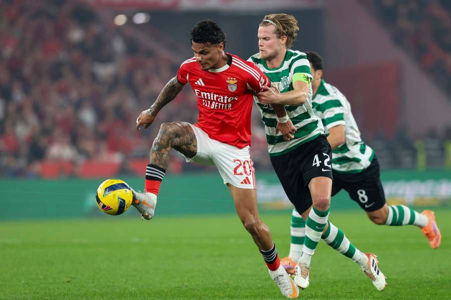 Richard Ríos perante Hjulmand no dérbi lisboeta