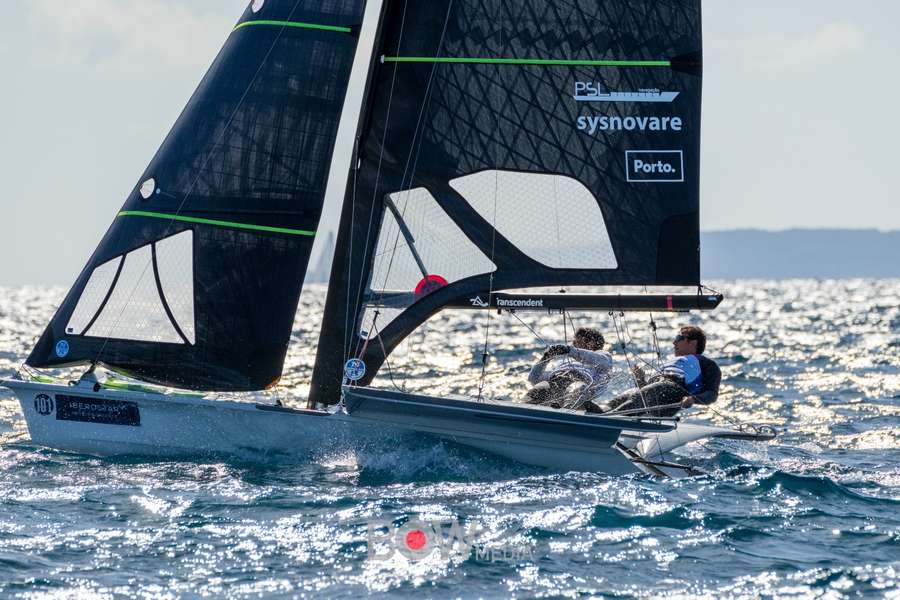 Pedro Costa e João Bolina abrem Europeu de 49er no 25.º posto