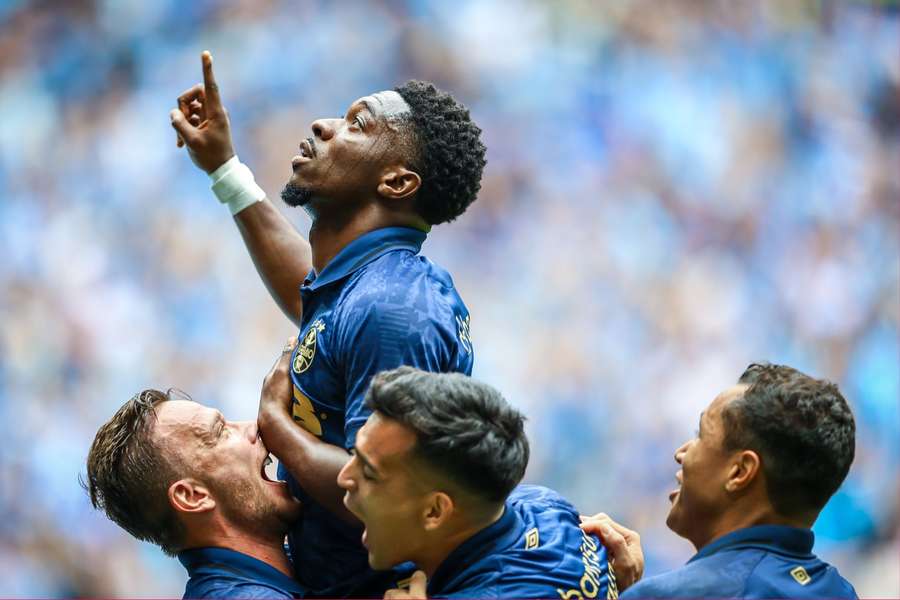 Amuzu entrou e foi decisivo em Grêmio 3x1 Vitória