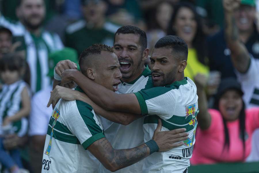 Breno Lopes abriu o placar para o Coritiba 