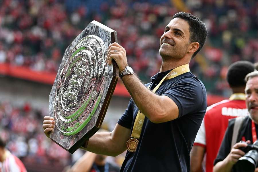Arteta s trofejí Community Shield. Arteta s trofejí Community Shield.