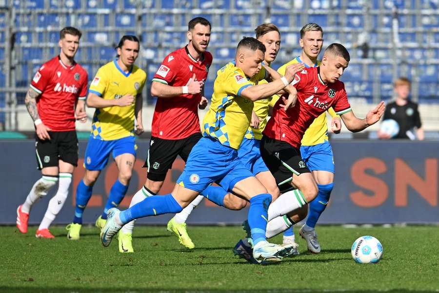 Im Niedersachsen-Derby wurde kein Ball kampflos aufgegeben.