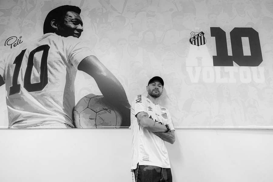 Neymar veste a 10 do Rei do Futebol em seu retorno à Vila Belmiro Neymar veste a 10 do Rei do Futebol em seu retorno à Vila Belmiro