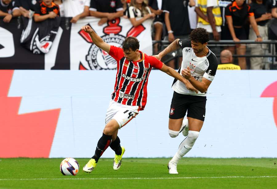 O primeiro tempo de Corinthians e São Paulo foi movimentado
