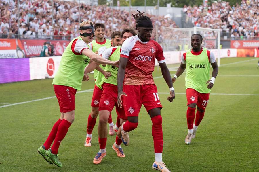 Die Würzburger feiern das Tor von Cherif Cissé Die Würzburger feiern das Tor von Cherif Cissé