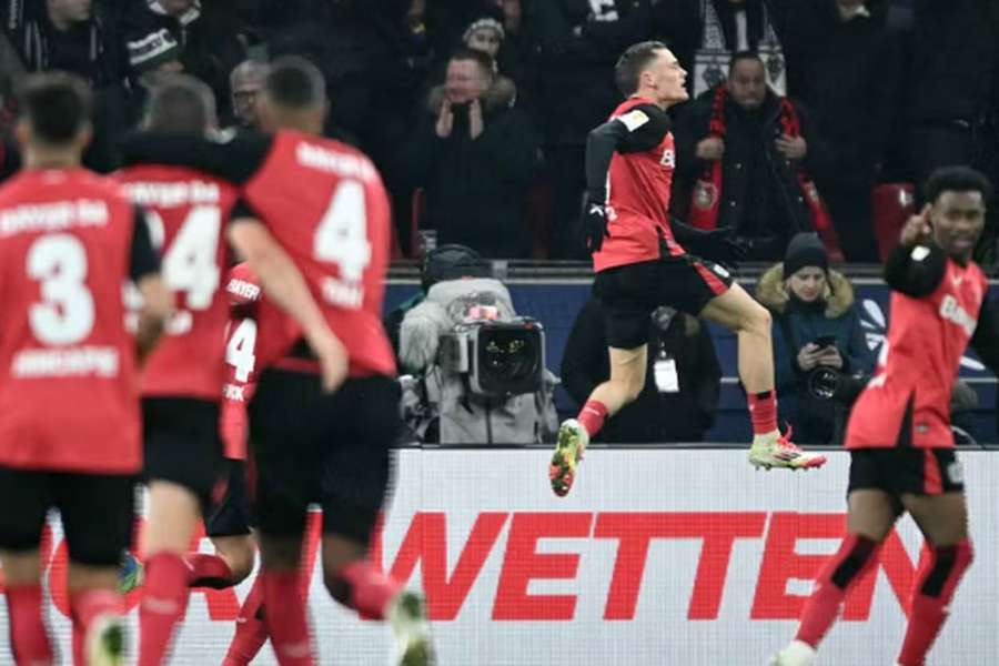 Florian Wirtz bisou no triunfo do Bayer Leverkusen