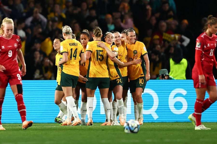 Australianas celebram gol marcado sobre a Dinamarca