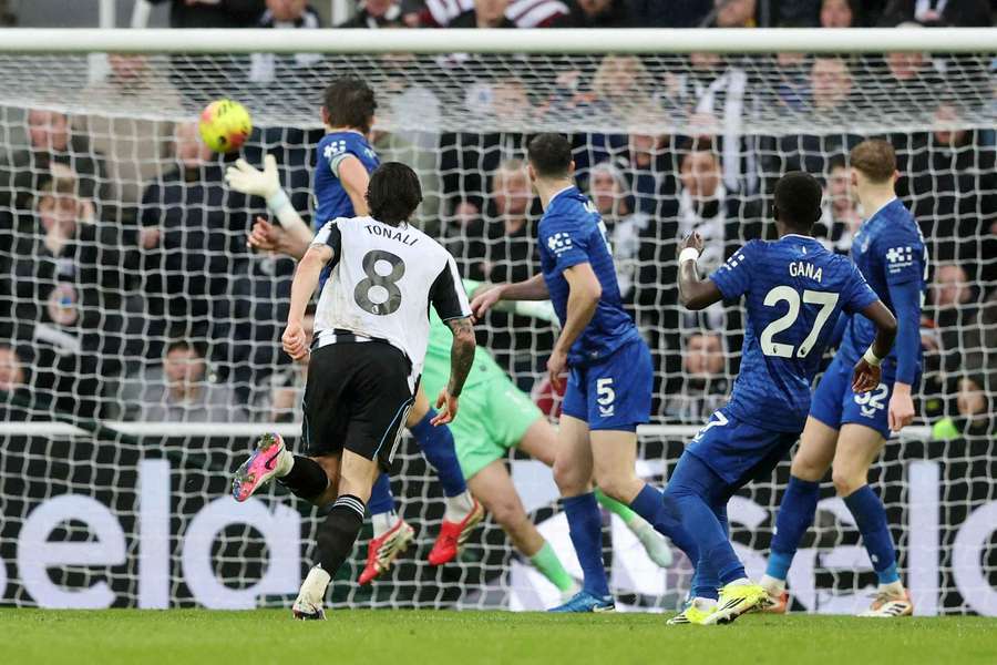 Both managers and Everton teammate declare Pickford wonder save "best I've seen"