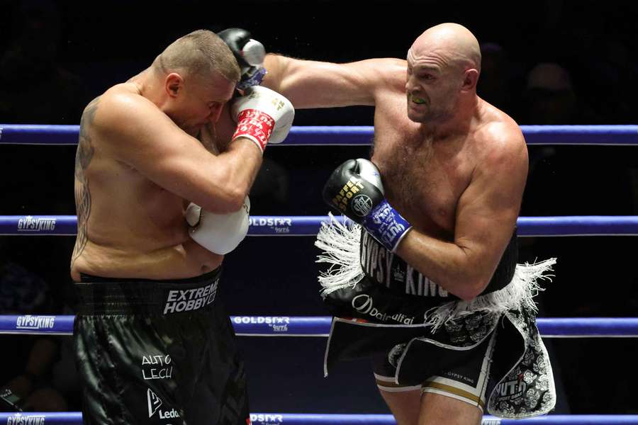 Tyson Fury conecta un golpe ante Mariusz Wach