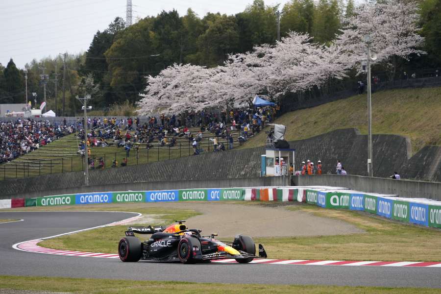 Max Verstappen in actie op het circuit van Suzuka