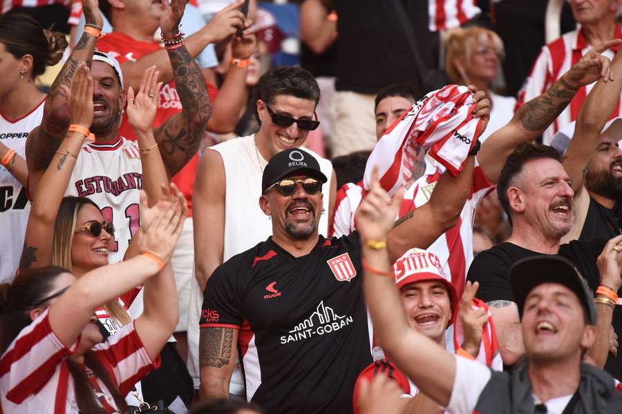 Juan Sebastián Verón, en la grada con aficionados tras la sanción de la AFA Juan Sebastián Verón, en la grada con aficionados tras la sanción de la AFA