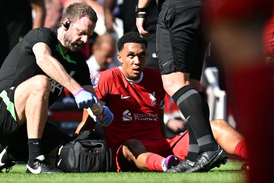 Trent Alexander-Arnold lesionou-se durante a vitória do Liverpool por 3-0 sobre o Aston Villa, no domingo