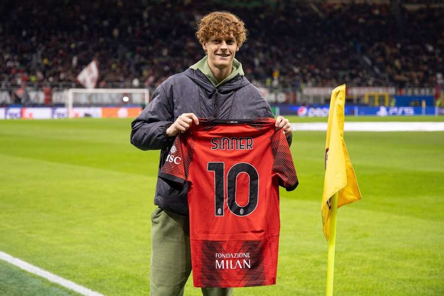 Sinner com uma camisola especial do Milan durante o jogo com o Borussia Dortmund