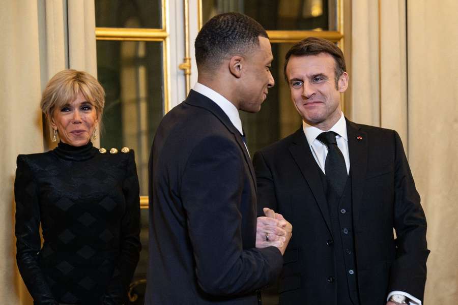 Kylian Mbappe (m.) besucht Frankreichs Präsidenten Emanuel Macron (r.).