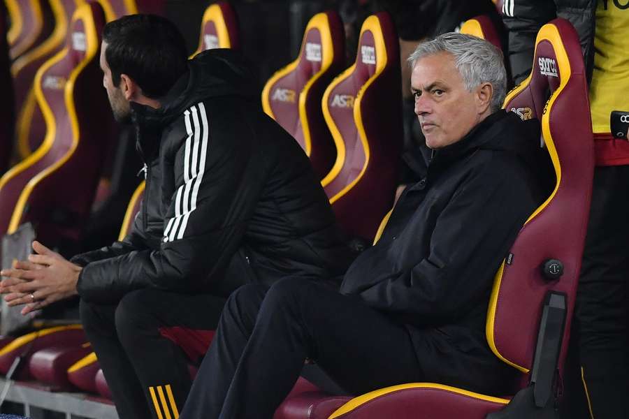 José Mourinho se s lavičkou AS Řím rozloučil teprve před několika dny.