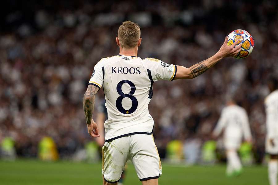 Toni Kroos domina a bola como quer