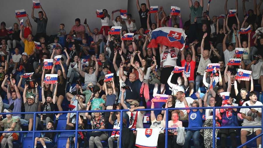 Viac ako 3-tisíc priaznivcov fandilo Slovensku.