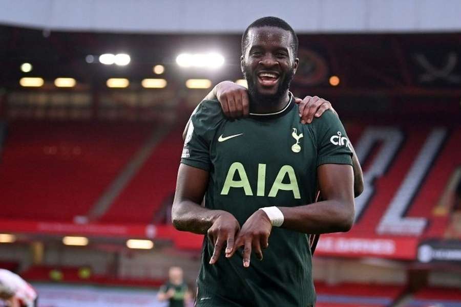 Ndombélé tem contrato com o Tottenham até 2025