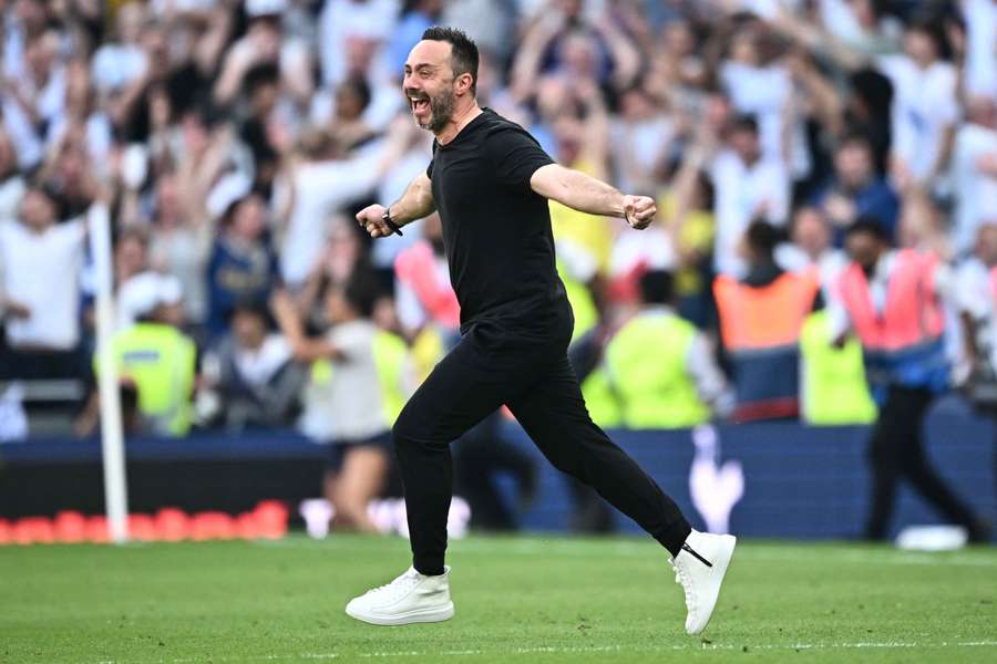 De Zerbiho radost po záchraně Tottenhamu v Premier League. De Zerbiho radost po záchraně Tottenhamu v Premier League.
