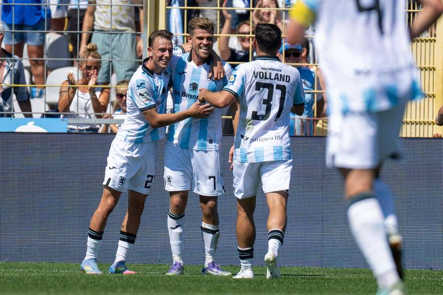Die Löwen bejubeln das 2:0 von Florian Niederlechner. Die Löwen bejubeln das 2:0 von Florian Niederlechner.