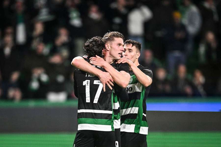 Gyökeres celebra un gol.