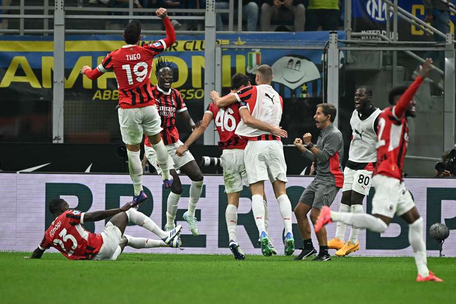 Los jugadores del Milan celebran la victoria ante el Inter