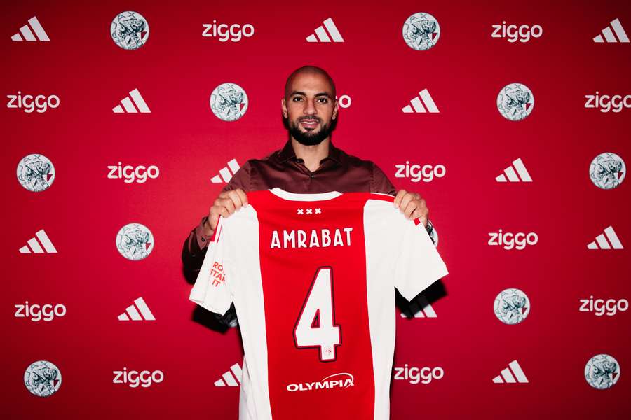 Sofyan Amrabat foi apresentado como jogador do Ajax