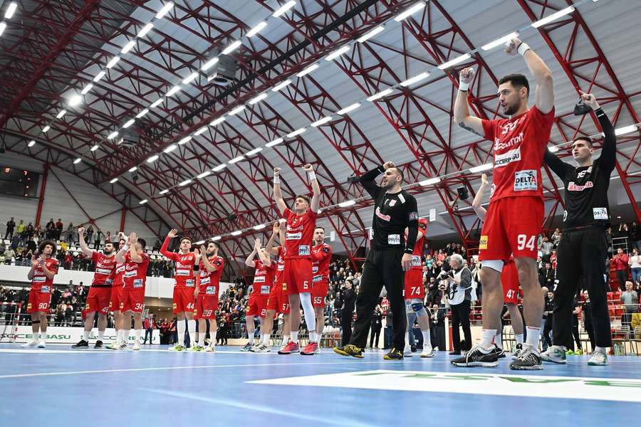 Jucătorii lui Dinamo celebrează victoria cu danezii de la Skjern
