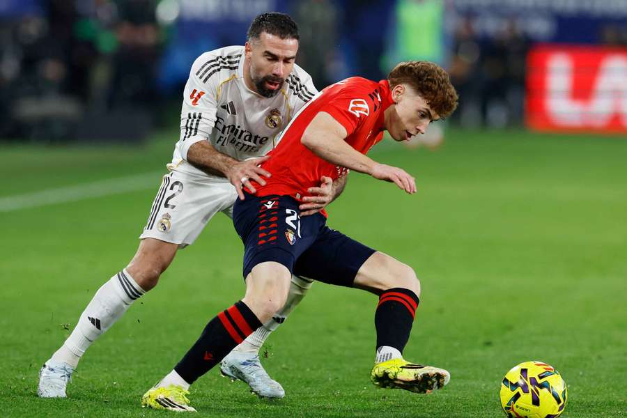 Víctor Muñoz intenta superar a Carvajal, antiguo compañero en el Real Madrid Víctor Muñoz intenta superar a Carvajal, antiguo compañero en el Real Madrid
