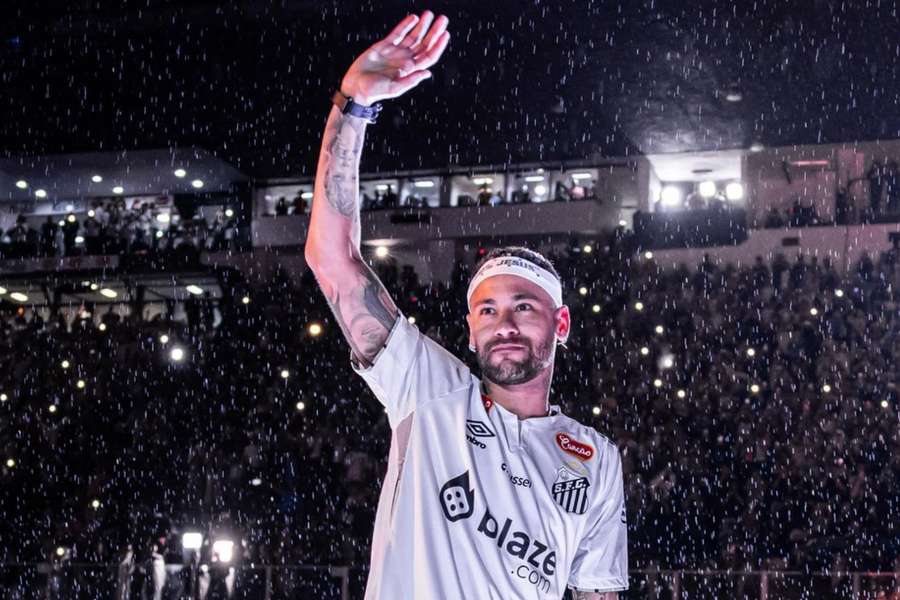 Neymar foi apresentado com muita festa na Vila Belmiro
