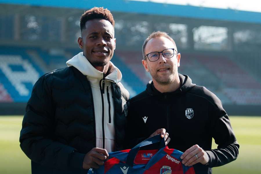 Liberijský obránce Sampson Dweh a sportovní ředitel Viktorie Plzeň Daniel Kolář.
