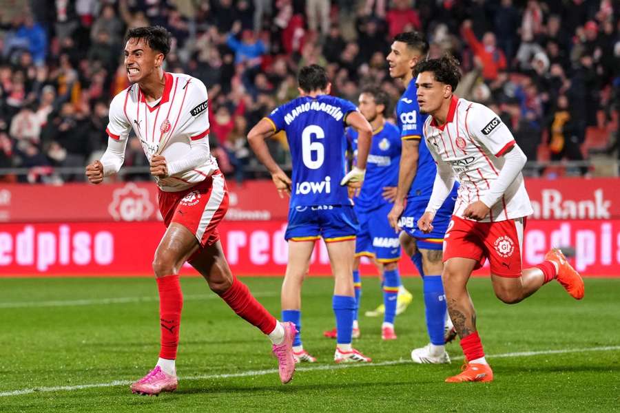 Vitor Reis celebra el gol del empate