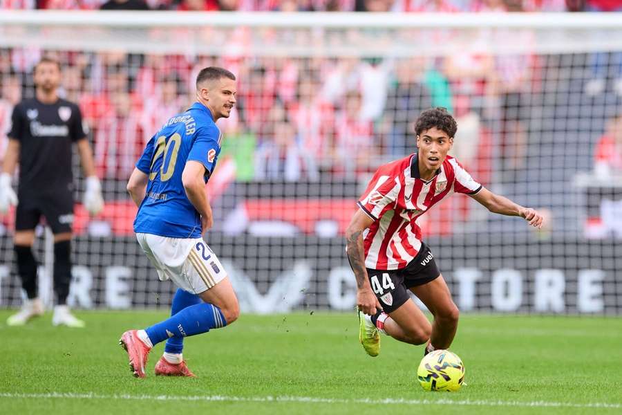 Selton Sánchez (vpravo) v dresu Bilbaa proti Realu Oviedo.