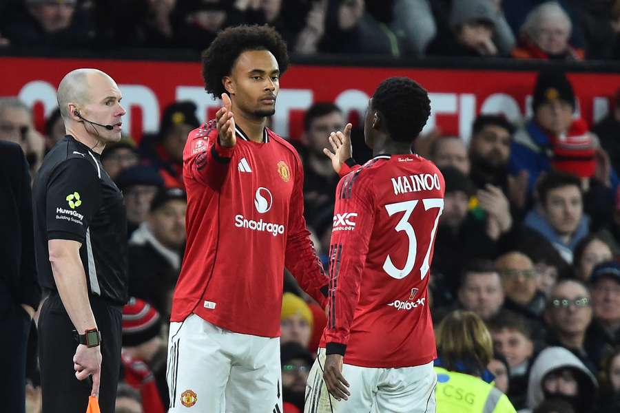 Zirkzee ainda não marcou ao sair do banco Zirkzee ainda não marcou ao sair do banco