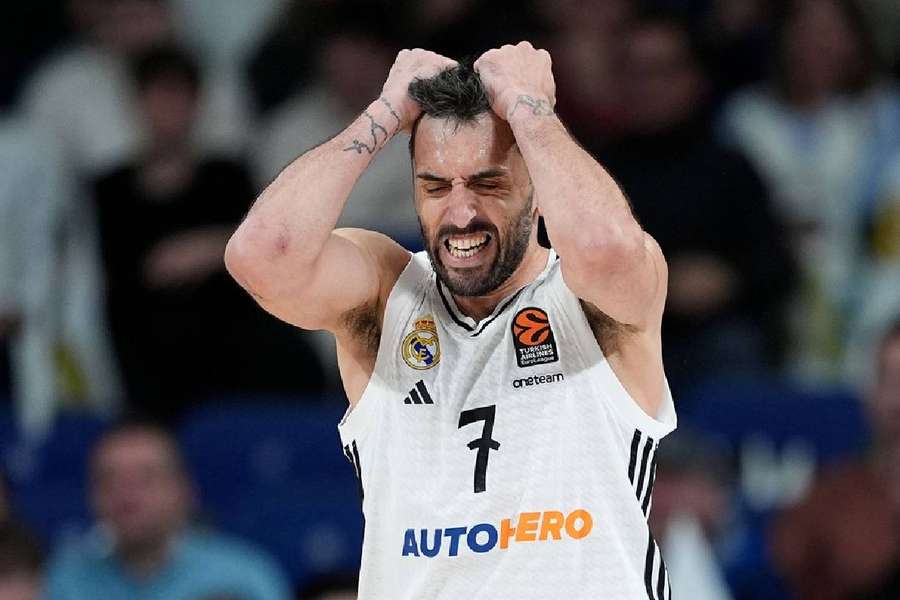 Campazzo, lamentándose por el juego de su equipo