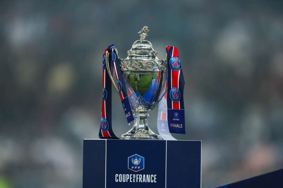 Le trophée de la Coupe de France.