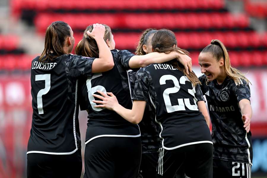 De vrouwen van Ajax vieren een doelpunt tegen FC Twente in de afgelopen speelronde