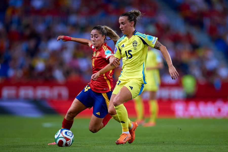 Laia Aleixandri conduce el balón Laia Aleixandri conduce el balón