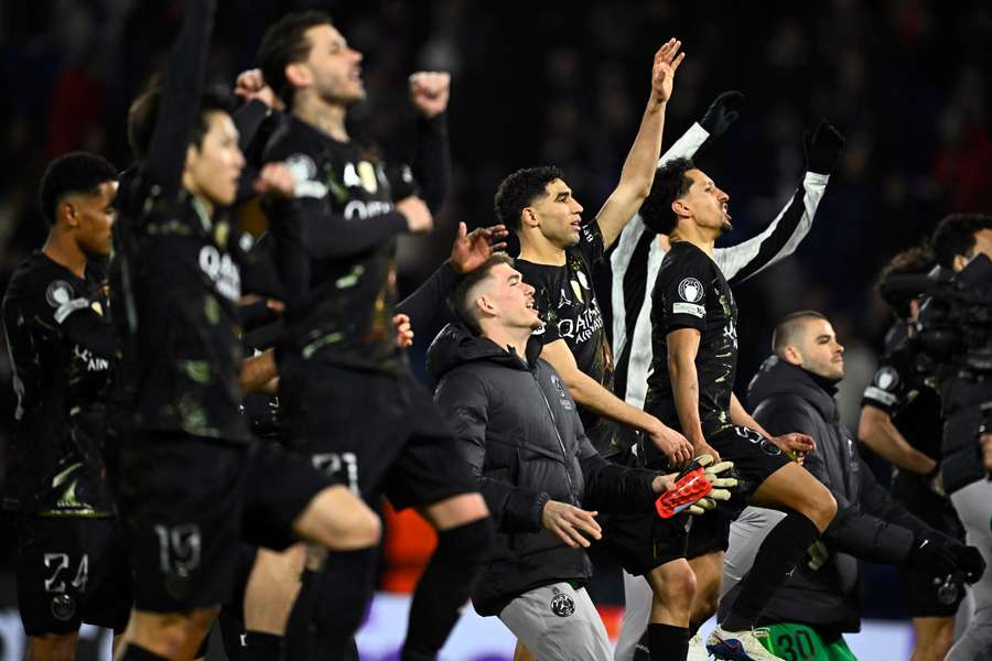Les Parisiens célébrant la victoire avec leur public mercredi soir.
