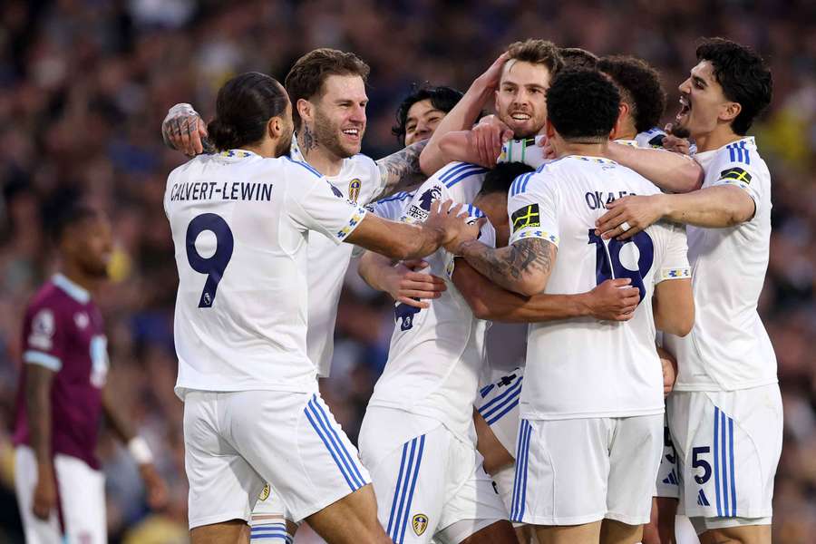 Hráči Leedsu slaví gól proti Burnley.
