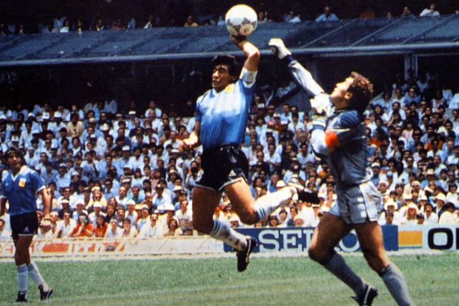 La "main de Dieu" de Maradona face à Peter Shilton en 1986. 