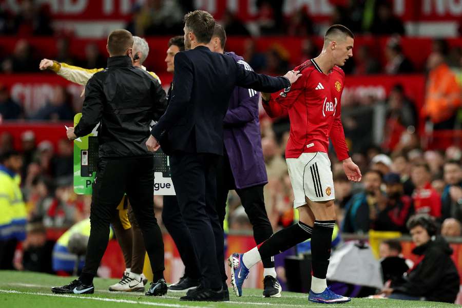 Manchester United's Benjamin Sesko with manager Michael Carrick after being substituted