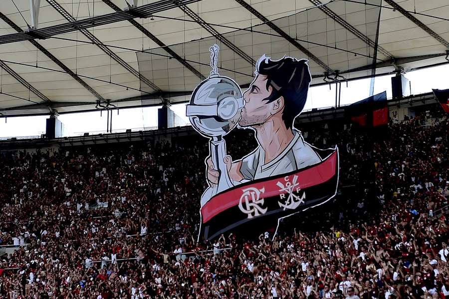 Mosaico de Rodrigo beijando a taça da Libertadores foi preparado pela torcida