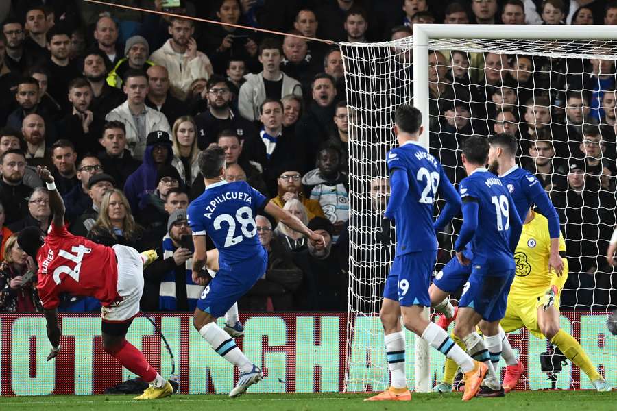 Vier Chelsea-Spieler schauen nur hinterher, als Nottingshams Serge Aurier zum 1:1-Endstand trifft. Vier Chelsea-Spieler schauen nur hinterher, als Nottingshams Serge Aurier zum 1:1-Endstand trifft.