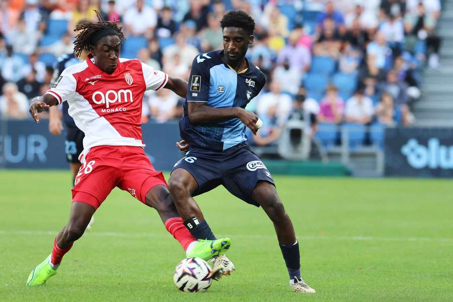 Mamadou Coulibaly au duel avec Simon Ebonog ce dimanche. Mamadou Coulibaly au duel avec Simon Ebonog ce dimanche.