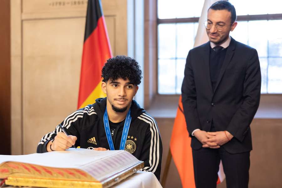 Fayssal Harchaoui hatte sich nach dem WM-Triumph in das Goldene Buch der Stadt Frankfurt eingetragen.